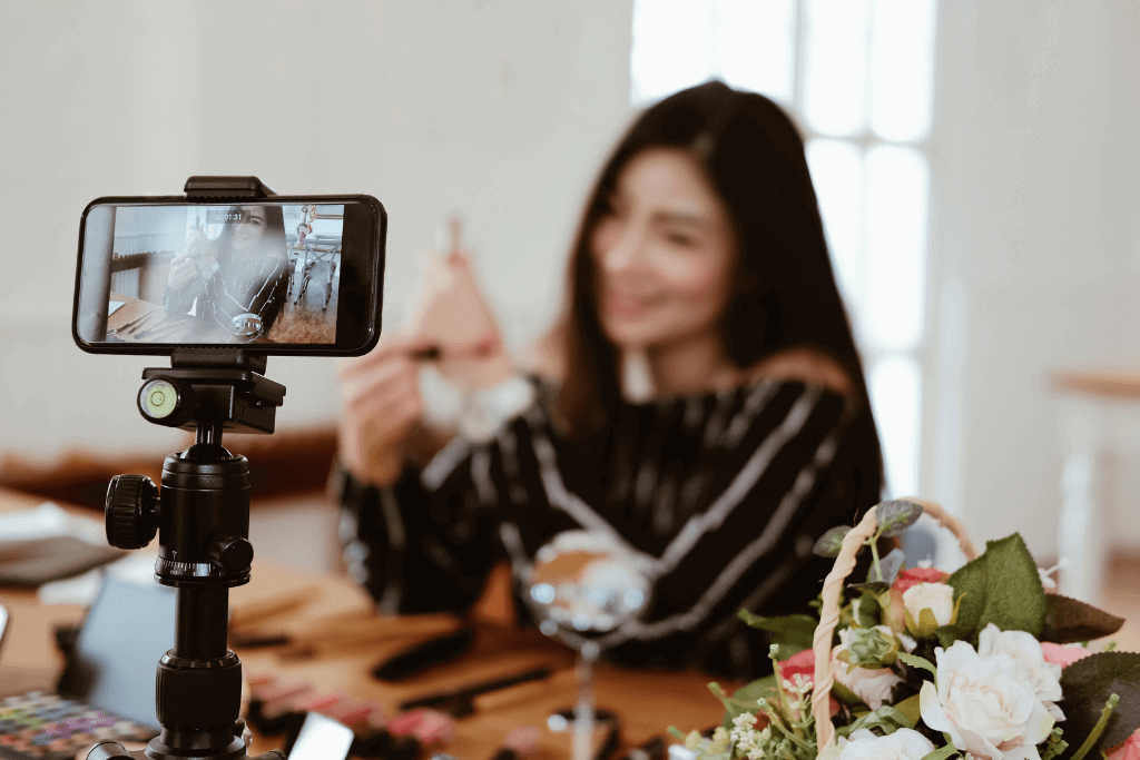 woman recording the reels on social media