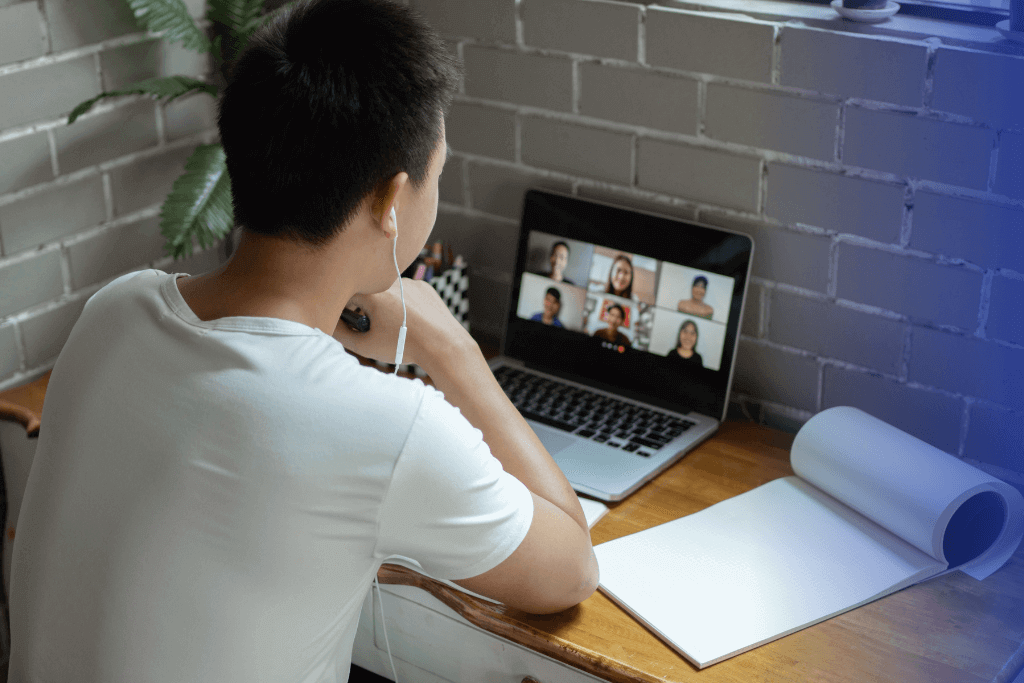 uczeń podczas kursu językowego online