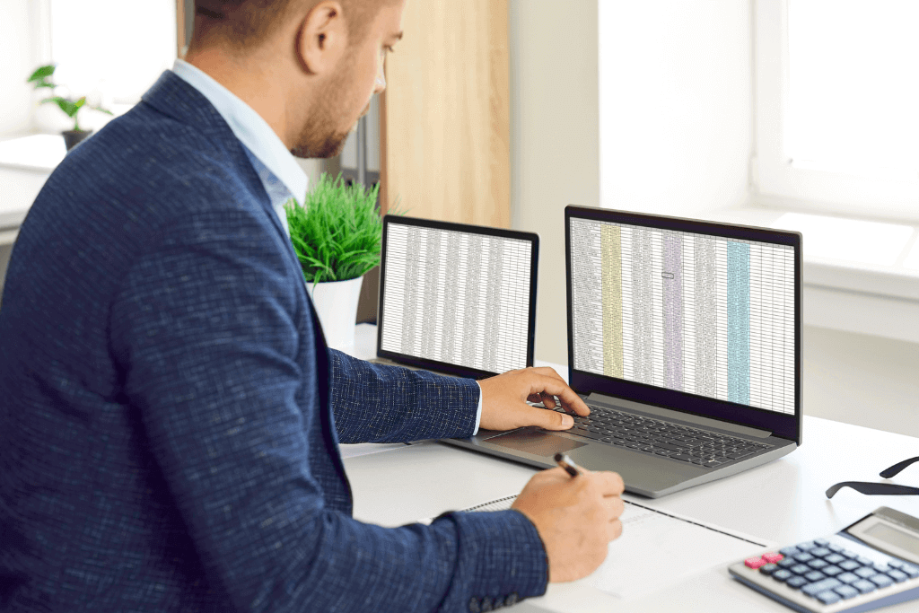 mężczyzna pracuje w excelu