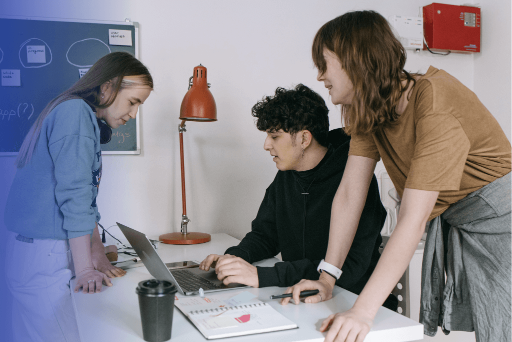 Pracownicy opracowujący procedury sprzedażowe w szkole językowej