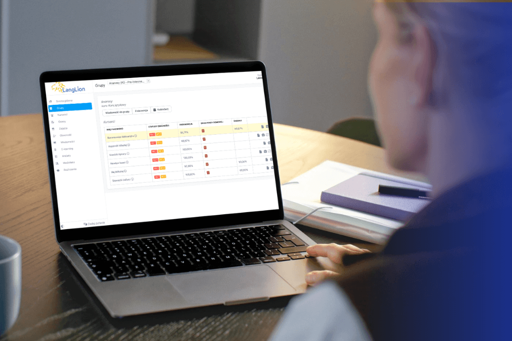 Lektor języka angielskiego korzystający z panelu lektora w langlion